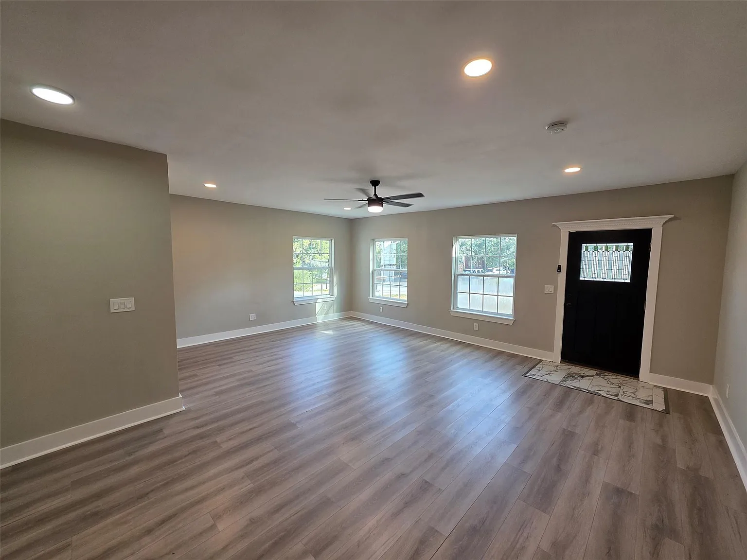4 bed, 2.0 bath, 2549 sqft, $2,100 — Photo 4