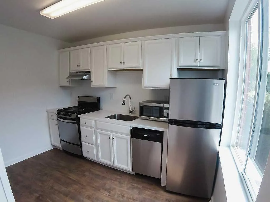 Louise Ave Apartments — Photo 1