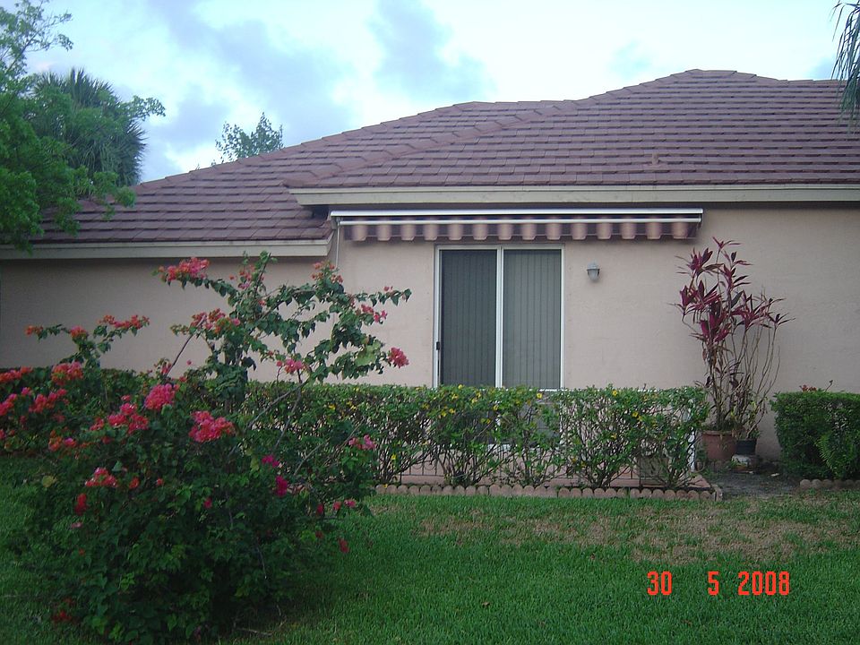 WITH AWININGS SIDE LAWN