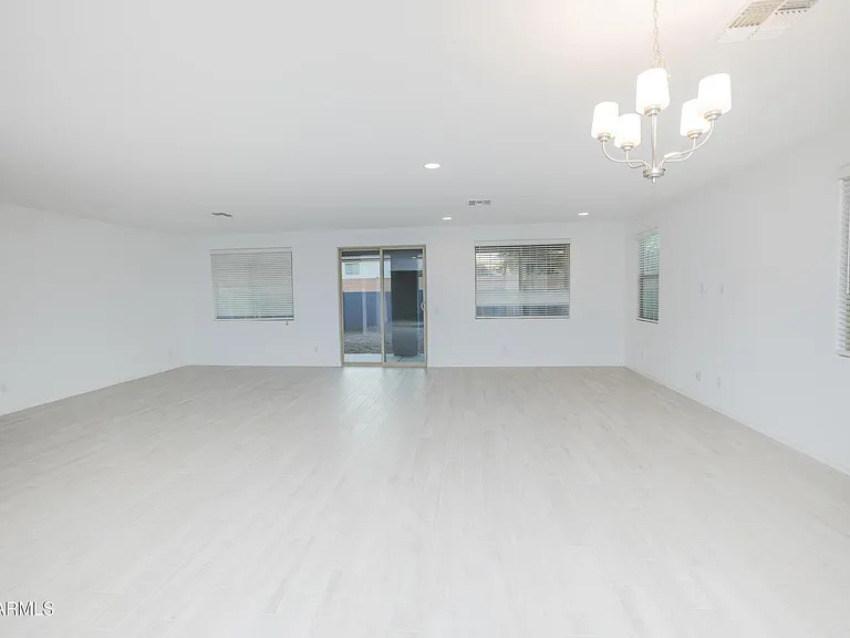 3512 N 103rd Dr — Photo 16