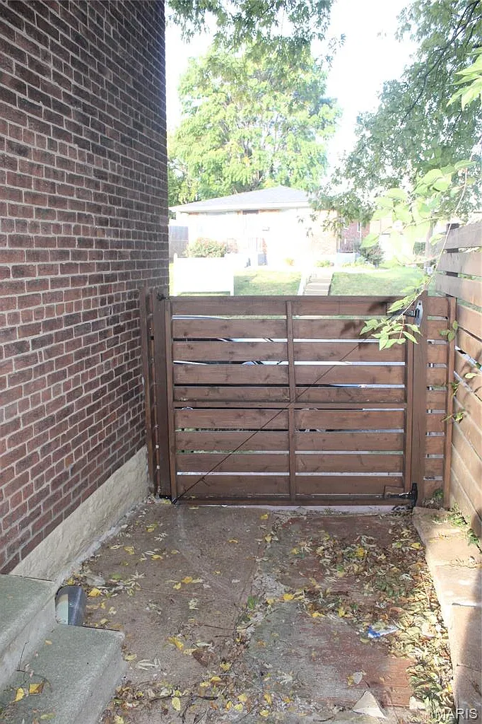 3 bed, 2.0 bath, 1863 sqft, $2,000 — Photo 3