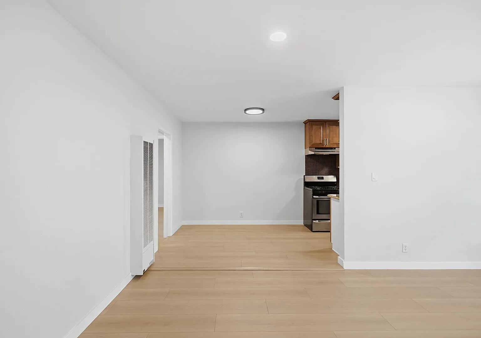 14616 Magnolia Blvd — Photo 2