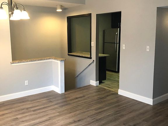 2nd image of 1427 Peacock Ln