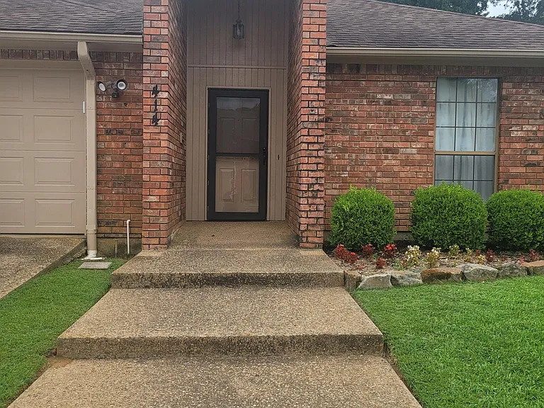 414 Amberwood Cir — Photo 2