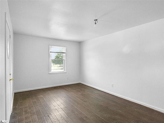 5th image of 742 Woodmont Cir