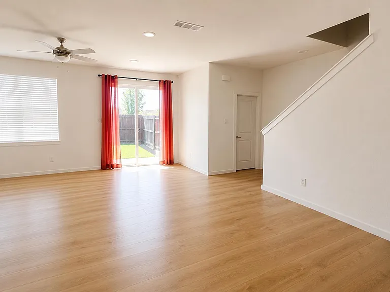 613 Laurel Ln — Photo 3
