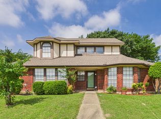 800 Raintree Ct, Desoto, TX 75115
