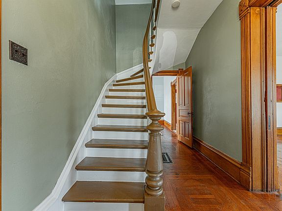 4th image of 102 N Mason St