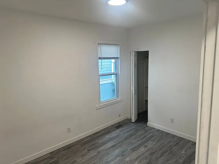 2117 E Union St — Photo 2