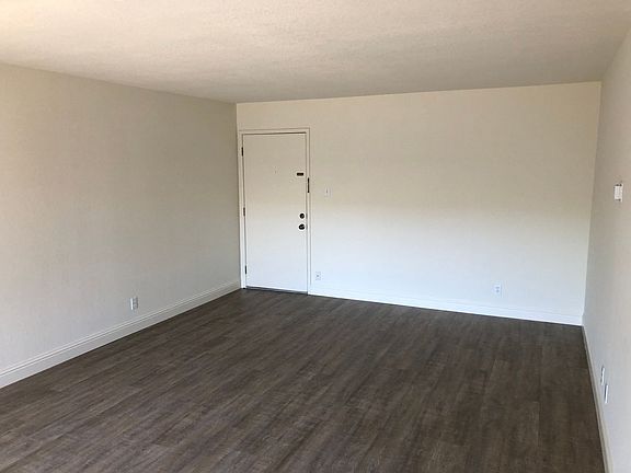 3rd image of 220 Peninsula Ave APT 8