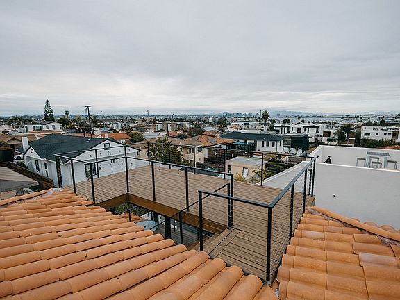 Rooftop deck with view of Downtown