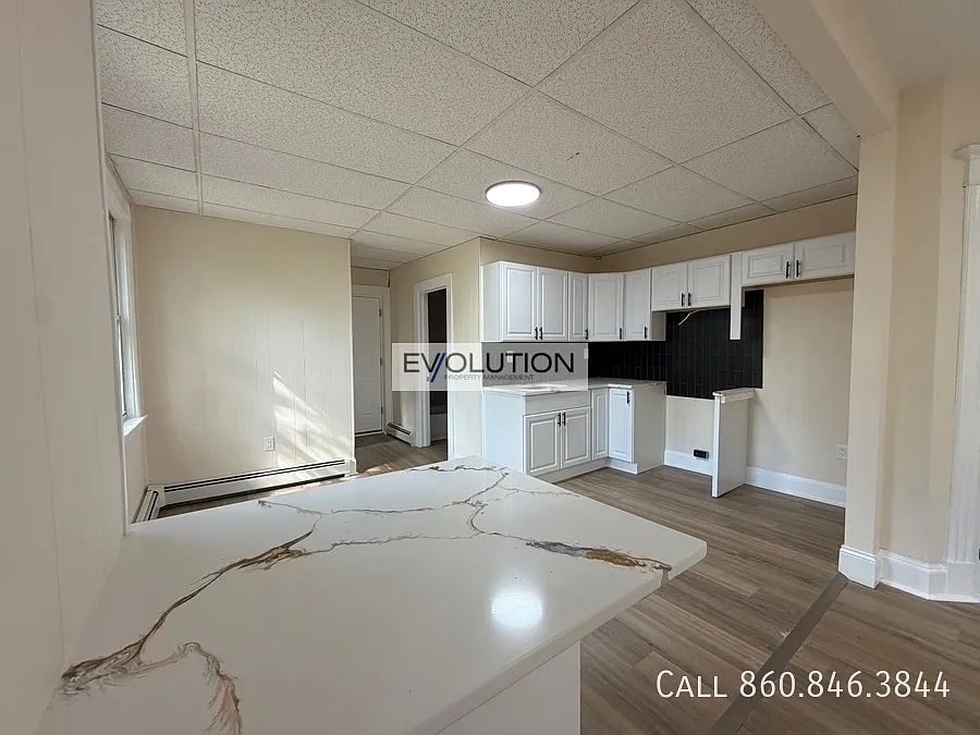 4 bed, 1.0 bath, 1200 sqft, $2,100 — Photo 3