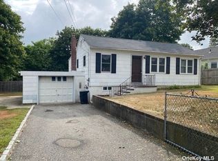 117 Woodycrest Dr, Farmingville, NY 11738