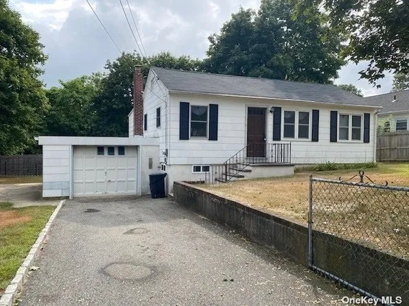 117 Woodycrest Dr, Farmingville, NY 11738