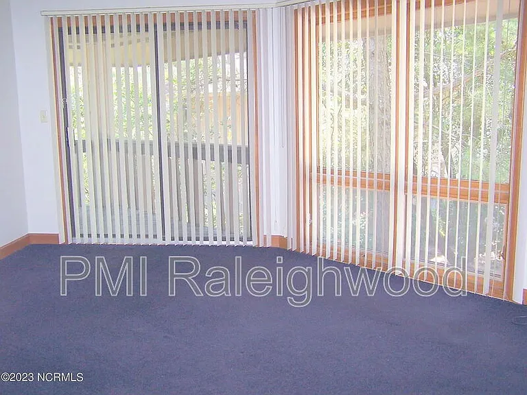 220 Foxkroft Dr — Photo 8