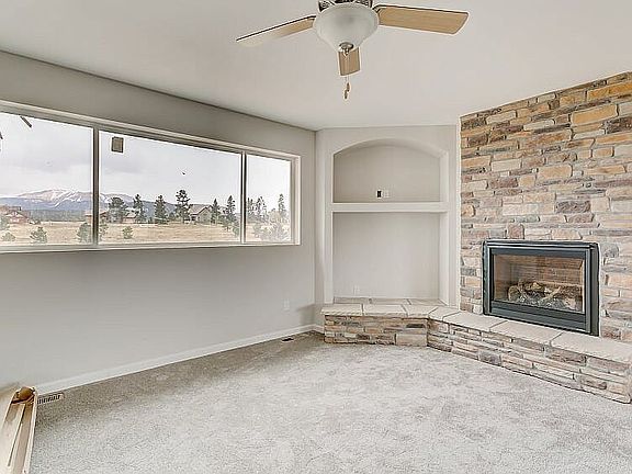 Pikes Peak Views from your living room window. Rock Gas fireplace for cozy nights!