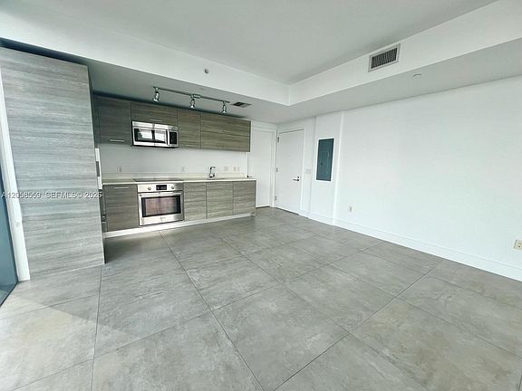 3rd image of 650 NE 32nd St Unit 908