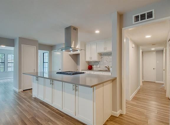 3rd image of 914 Wisteria Way