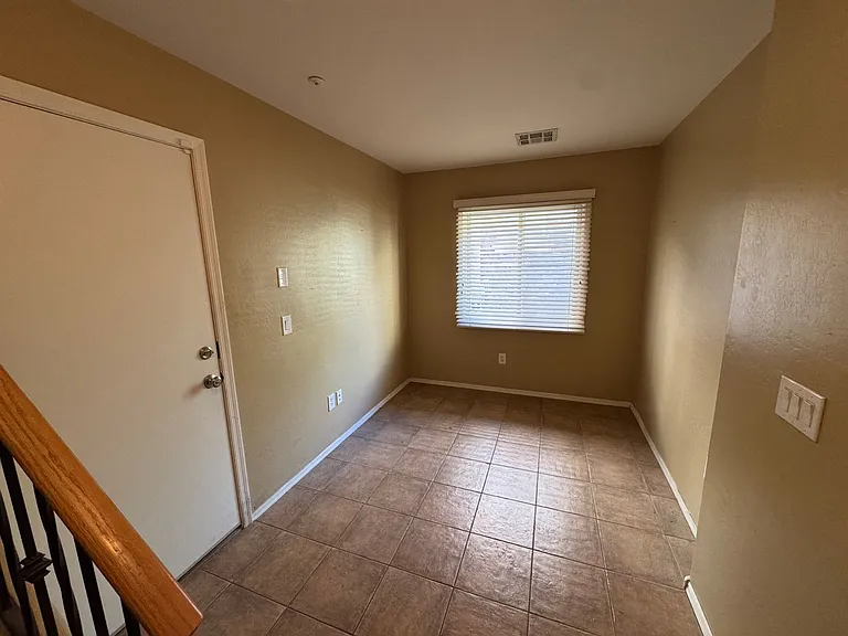 4062 E Windsor Dr — Photo 2
