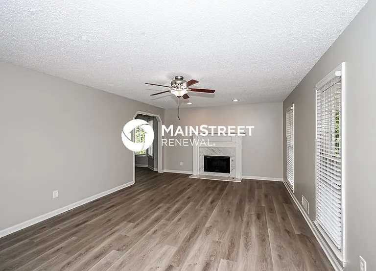 12 Stratford Dr — Photo 2
