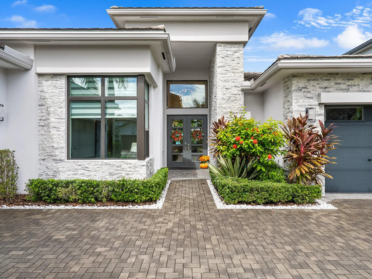 4 bed, 4.0 bath, 3969 sqft, $16,500 — Photo 4