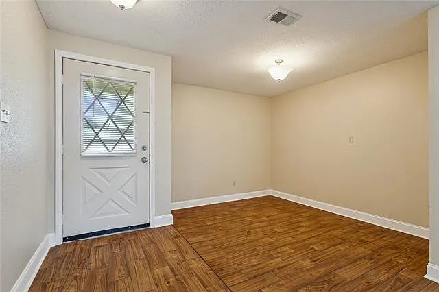 408 Cardinal Dr — Photo 2