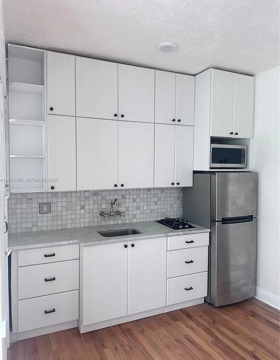 1560 Jefferson Ave Condo — Photo 1