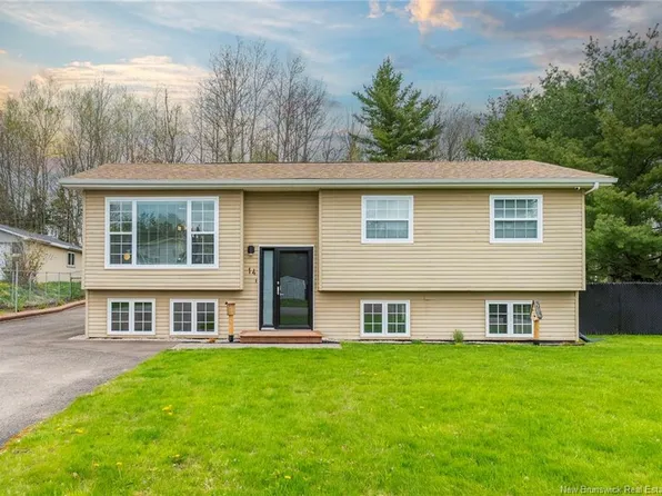 14 Chestnut Cres, Moncton, NB E1G 2S4