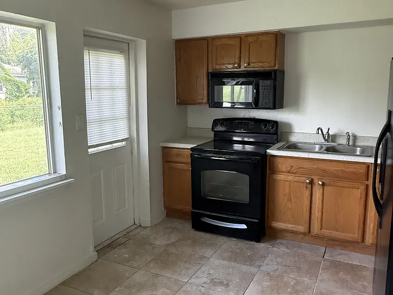 408 SE 7th Ter #8 — Photo 4