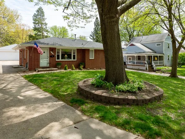 1109 67th St, Windsor Heights, IA 50324