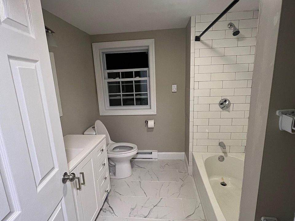 1st image of 479 Long St