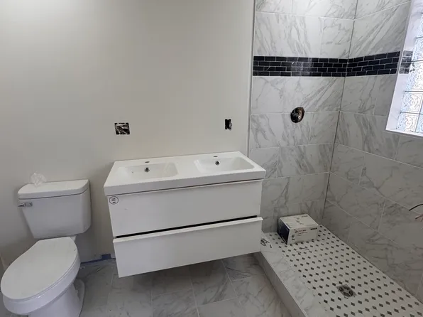 909 S 25th St #2E, Milwaukee, WI 53204