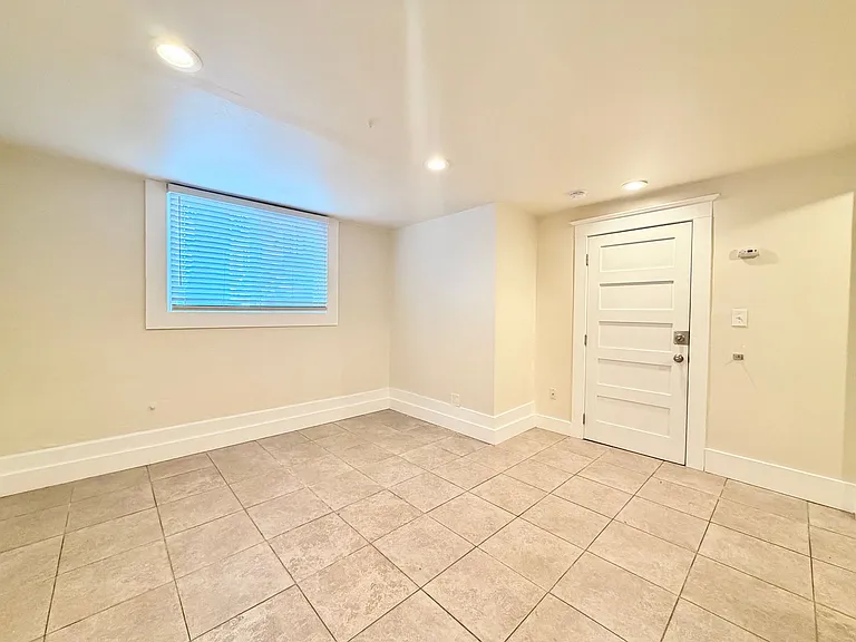R0180 - Pettygrove Apartments — Photo 2