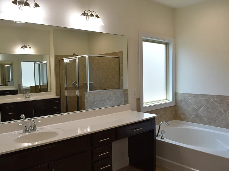 Master Bath w/Bath tub