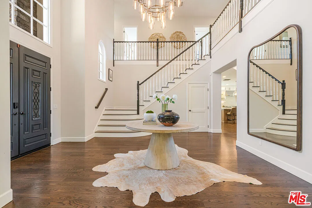 5 bed, 5.5 bath, 6357 sqft, $38,000 — Photo 2