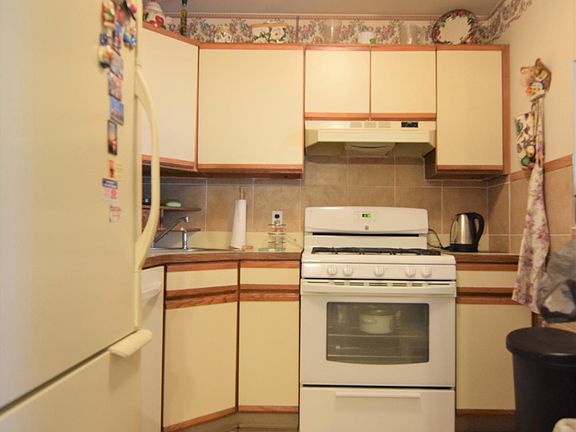 5th image of 74 Nancy Ct