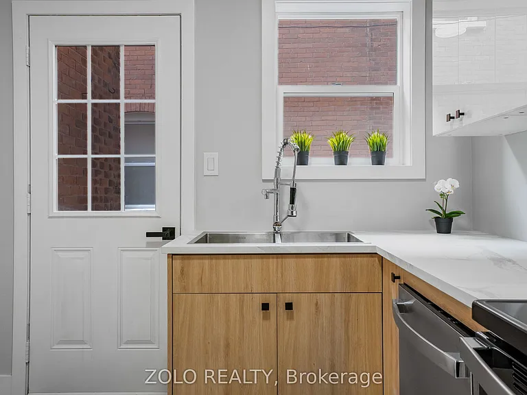 498 Charlotte St — Photo 7