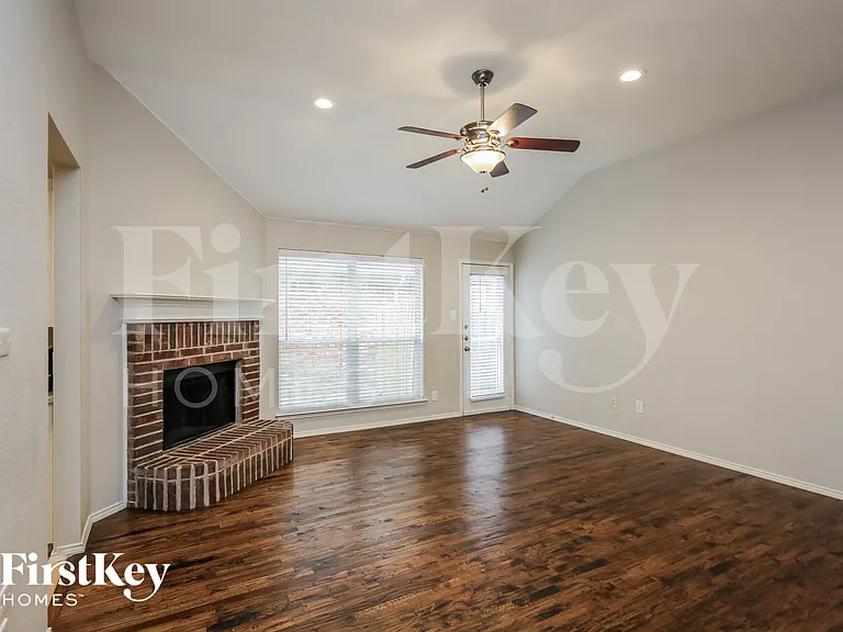 10901 Braemoor Dr — Photo 2