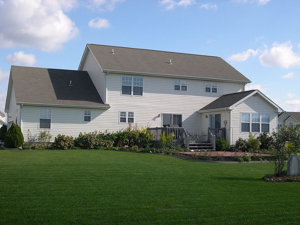 2nd image of 514 E Creek Ln