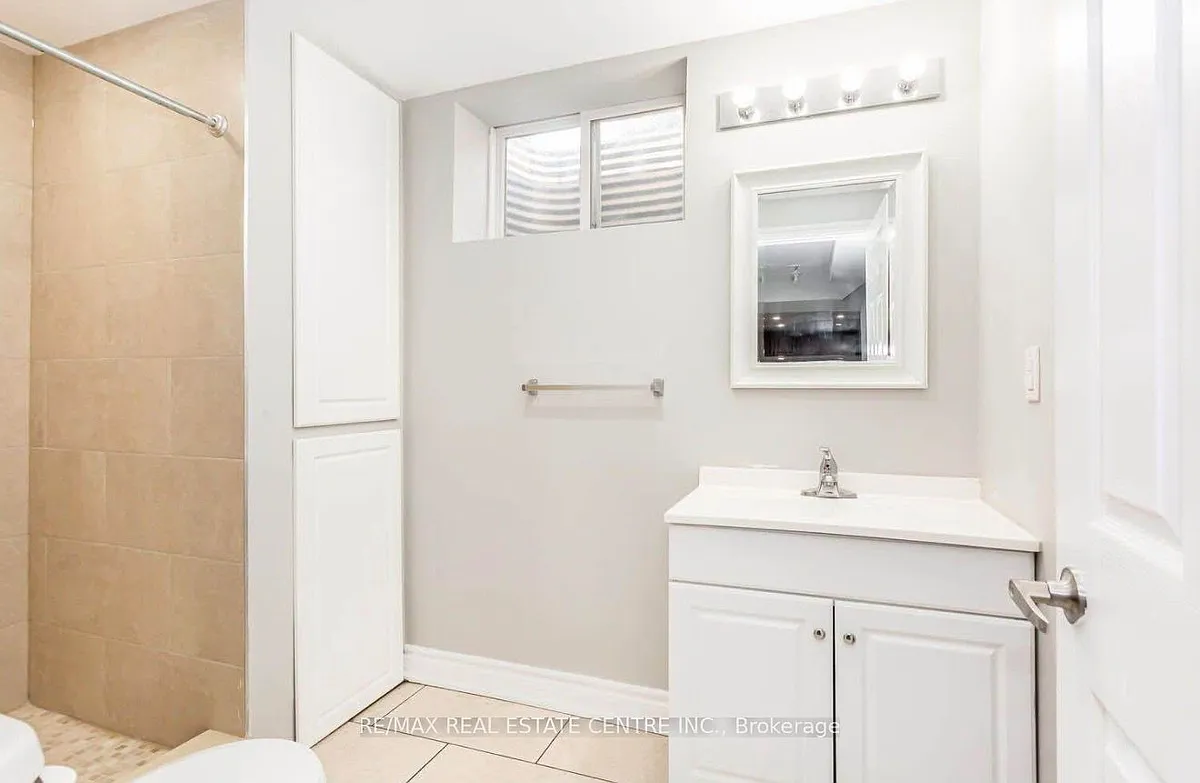 Building Photo - 689 Ambroise Cres