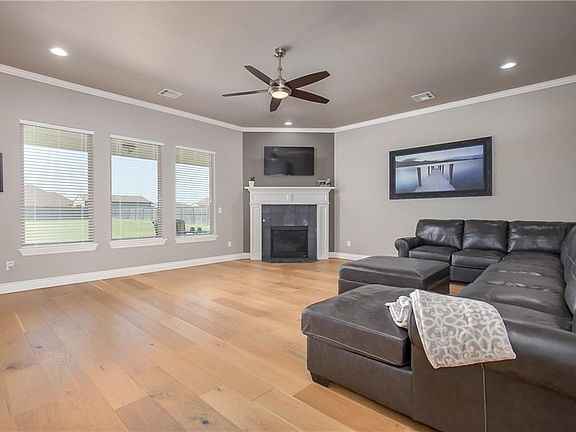 MAIN LIVING ROOM   TONS OF NATURAL LIGHT