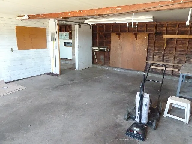 garage & door to shop