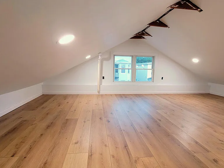 Room #6, 300sqft