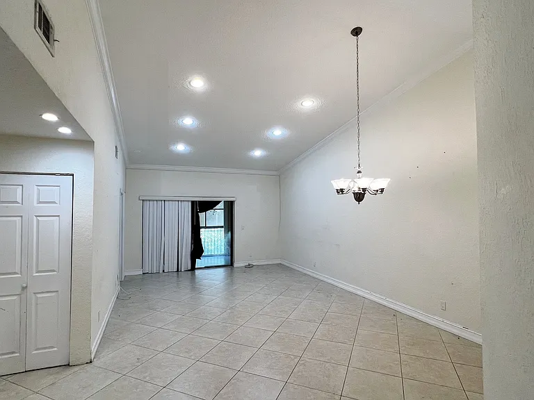 9617 Riverside Dr #6 — Photo 7
