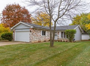 1 W Beech Dr, Schaumburg, IL 60193