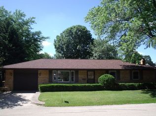 820 Birchwood Dr, Sycamore, IL 60178