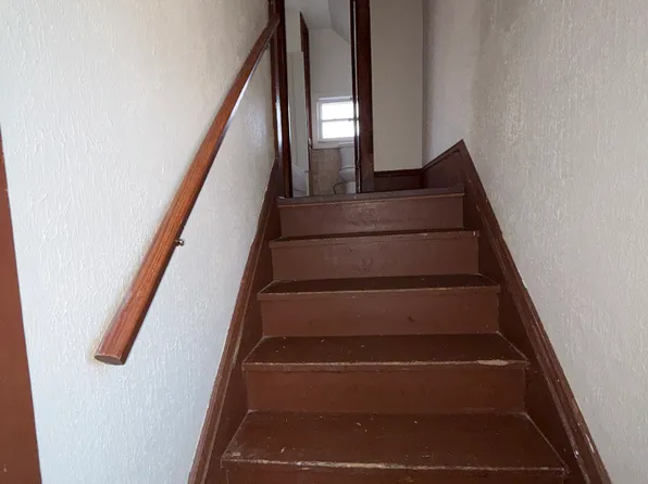 3 bed, 1.0 bath, 1076 sqft, $1,200