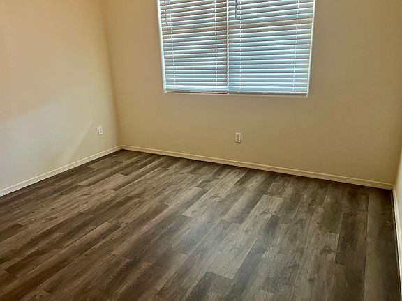 4th image of 2832 W Huntington Dr
