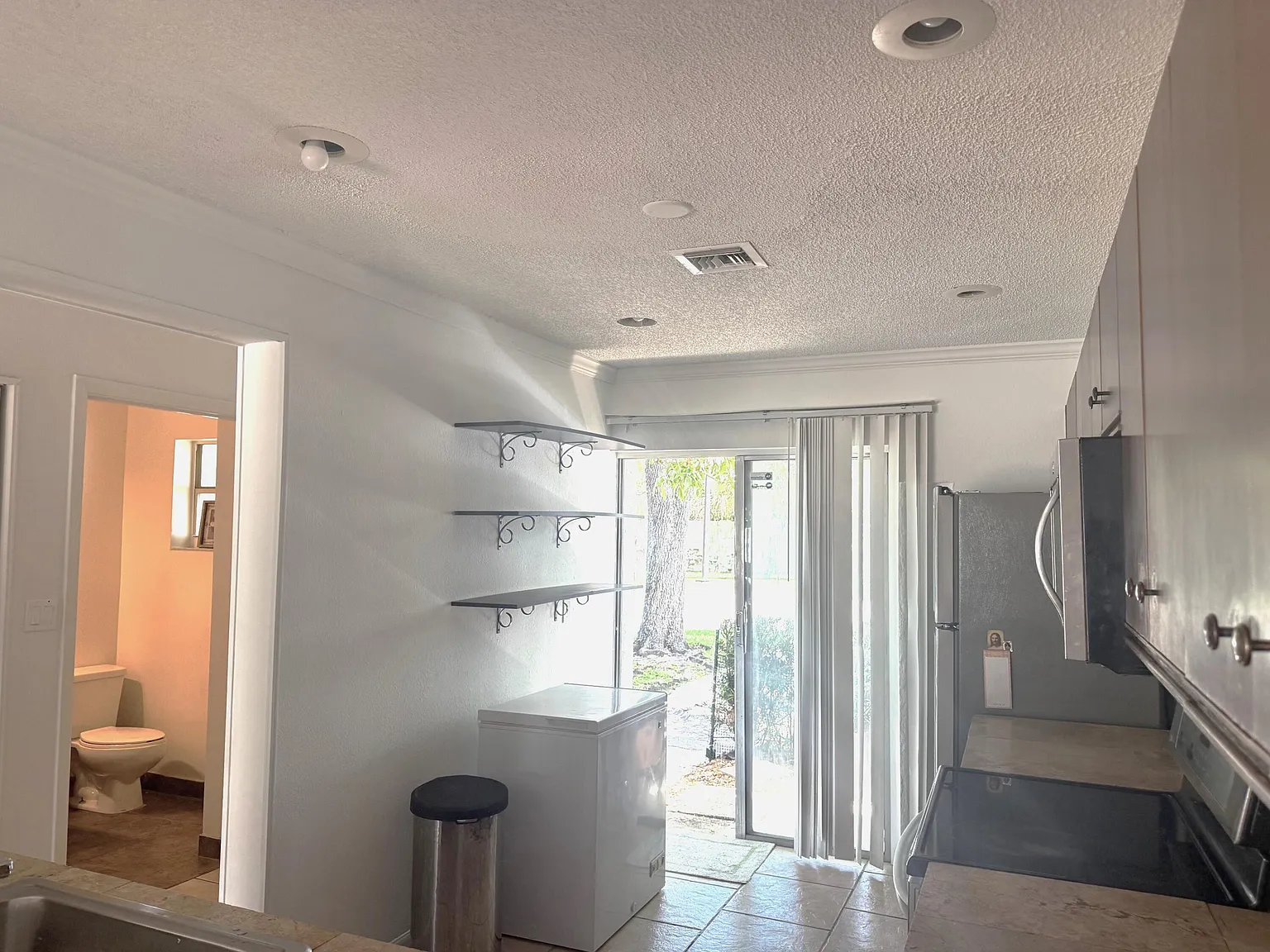 2 bed, 2.5 bath, 1122 sqft, $1,990 — Photo 4