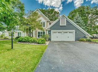 7 Woodfield Dr, Webster, NY 14580